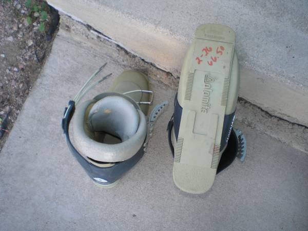 Photo Ski boots  lots of gear for small person $60