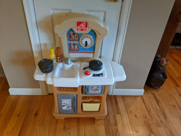 Photo Step 2 Little Cooks Play Kitchen $40