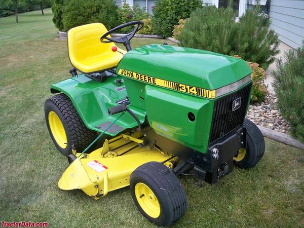 Photo WTB John Deere 300-400 garden tractor $1,000