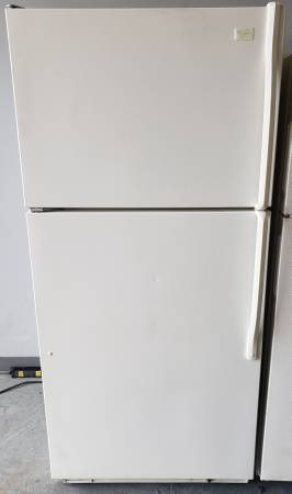 Photo Whirlpool 19 cu.ft. Top Freezer Refrigerator - 90 Day Warranty- Free D $350