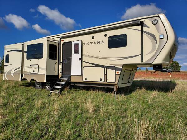 Photo 2018 Keystone Montana fifth wheel 3561RL $48,000