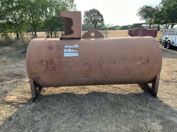 Photo 1,400 gallon diesel tank $1,500