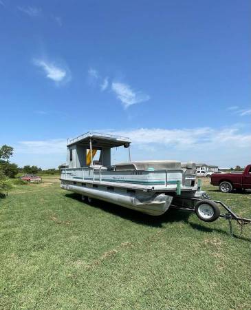 Photo 1993 Sun Tracker Party Hut 30 foot Pontoon Boat, Motor and trailer $9,900
