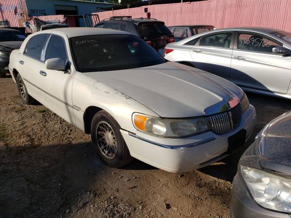 Photo 1998 Lincoln Towncar  PARTING OUT - PARTS ONLY $40