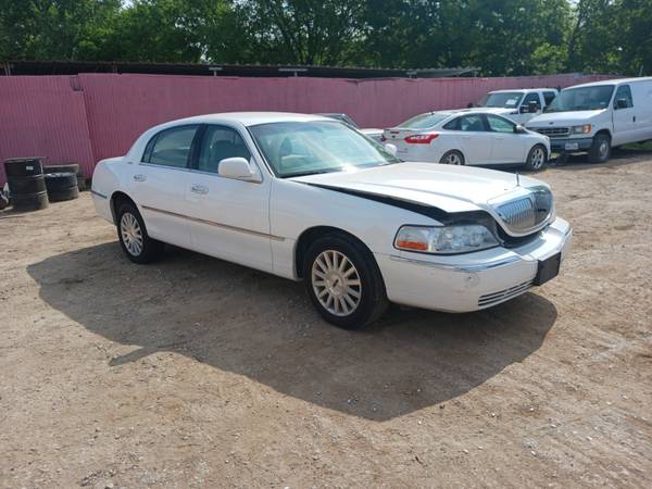 Photo 2003 Lincoln Towncar  PARTING OUT - PARTS ONLY Q14 $40