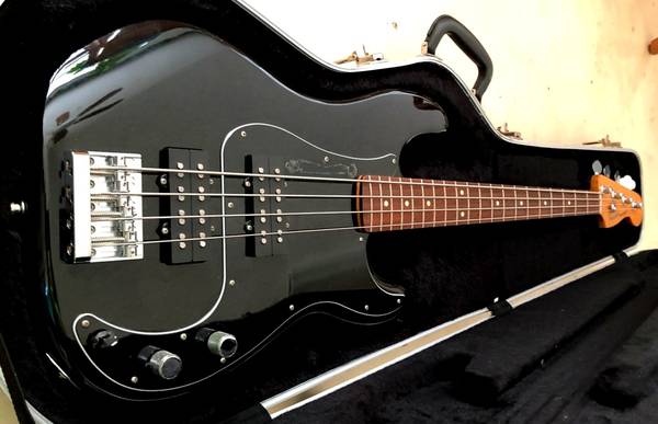 Photo 2011 Fender Blacktop P Bass 2x Humbucker $875