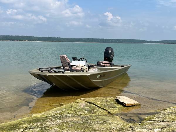 Photo 2016 Tracker 1860 $12,500
