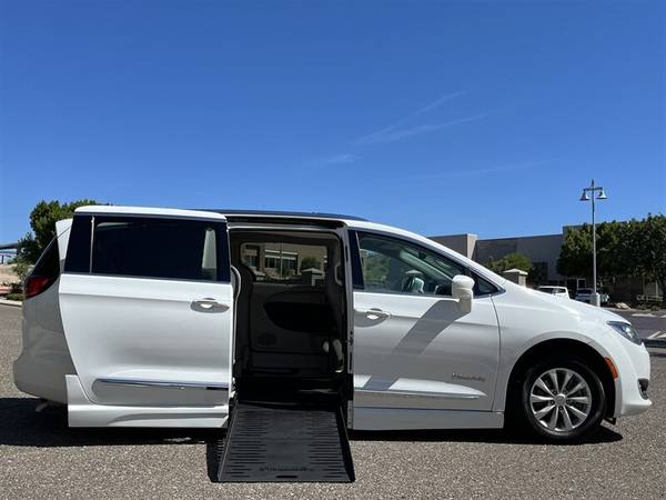Photo 2018 Chrysler Pacifica Touring L Power Side-Entry - $49,900 (BEST BUY - AZ Mobility Center)