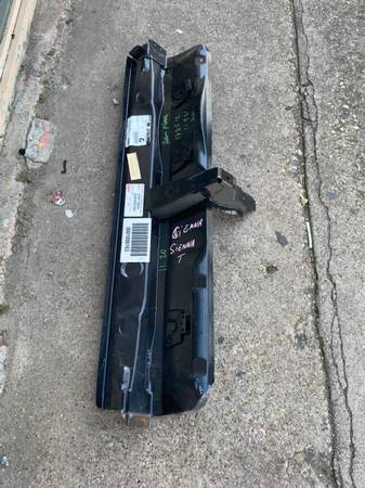 Photo 2020 Toyota Sienna Rear Floor Crossmember $85