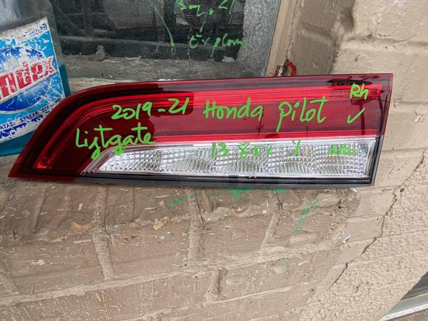 Photo 2021 Honda Pilot Right Tailgate Light $85