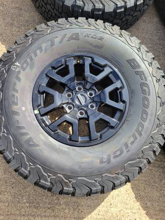 Photo 2023 ford f150 raptor broncos wheels and tires $2,500