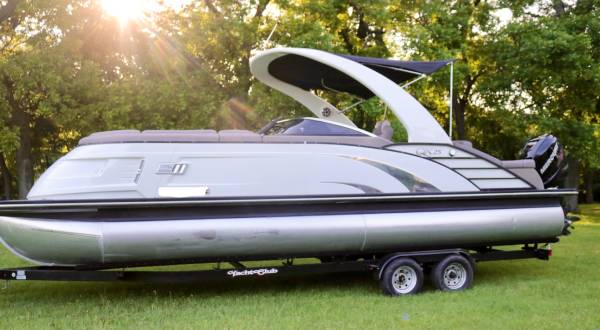 Bennington Tritoon Boat QX25 $110,000