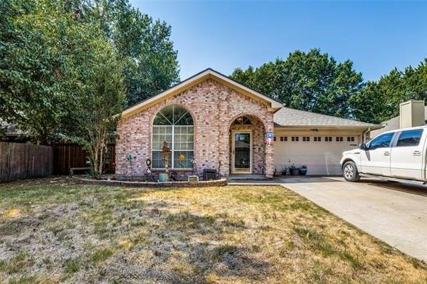 Can you see it Home in Arlington. 3 Beds, 2 Baths $305,000