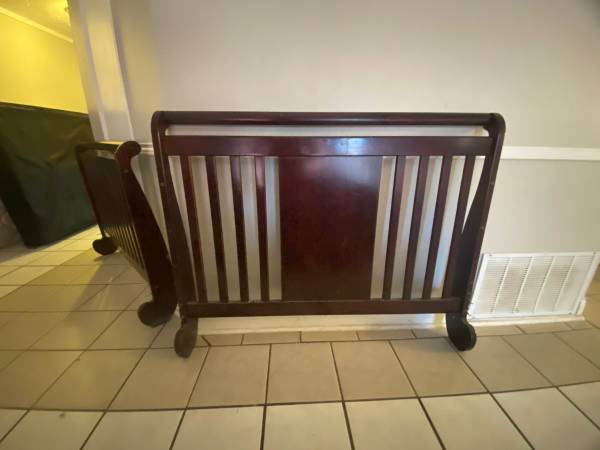 Photo Convertible crib full bed $100