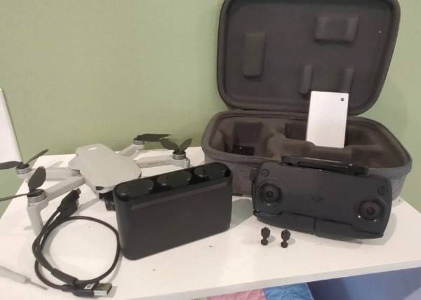 Photo DJI Mavic Mini Camera Drone w3 Batteries, Charging Hub, Case and remote control $290