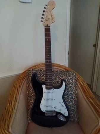 Photo Fender Squire Stratocaster - New Condition-Trade For Old Motorcycle $150