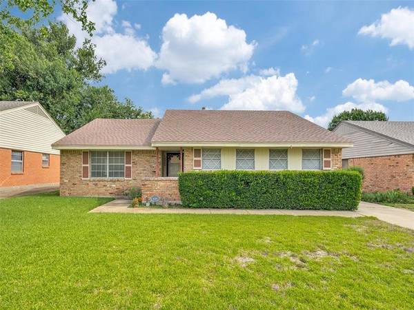 GREAT PRICE ON THIS HOME IN THE HEART OF LAKE HIGHLANDS $1,020