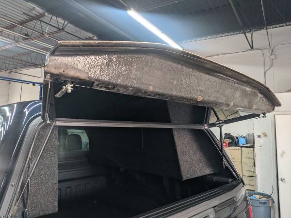 Photo Leer truck bed top ( topper) $1,950