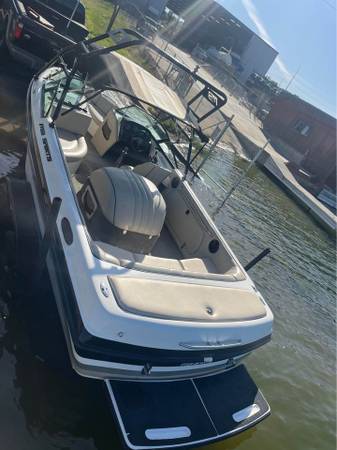 Photo MB SPORT 220 WAKEBOARD  SURF BOAT $25,500