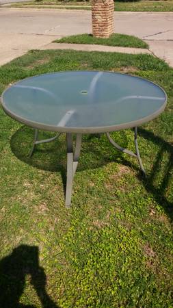 Photo MOVING OUT everything for SALE ...Cape Coral patio table $150