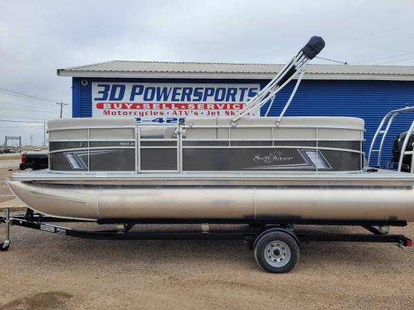 Photo New 2023 Sunchaser Tritoon Vista 20LR with Mercury 90 and trlr $37,000