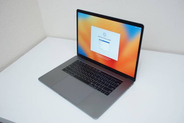 Photo New Open Box Apple MacBook Pro 2018 15 Inch 2.6 GHz i7 512GB 16GB RAM $1,100