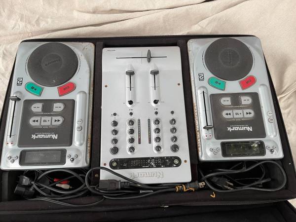 Photo OLD school DJ mixer portable $100