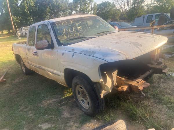 Photo Parting out 2003 GMC Truck