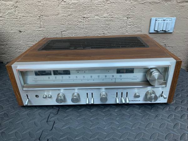 Photo Pioneer SX-780 AMFM Stereo Receiver $250