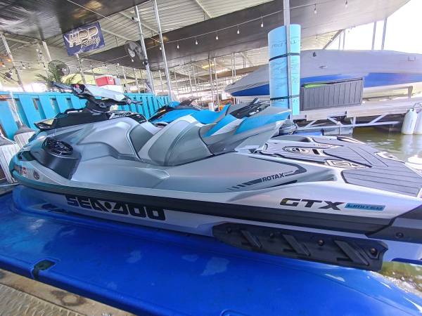 Photo Seadoos 2 - 20 GTX 230 Jetskis Limited and 18 GTR 230 $28,998