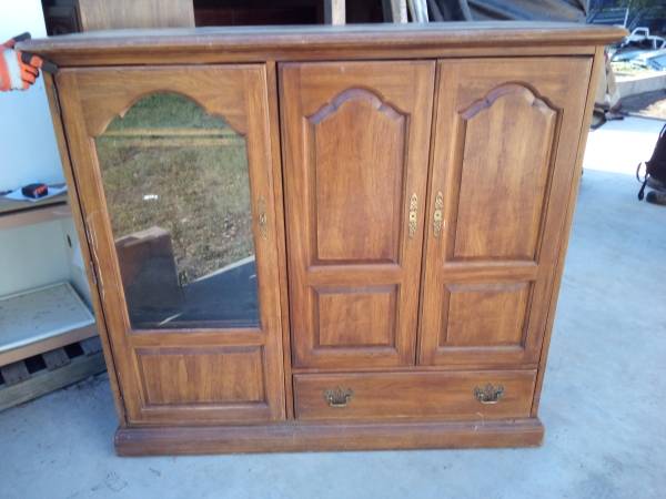Photo Wood Entertainment Center 22 x 58 x 53 fits up to 40 TV $100