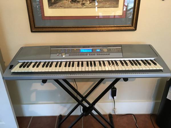 Photo Yamaha DGX-202 portable piano $149