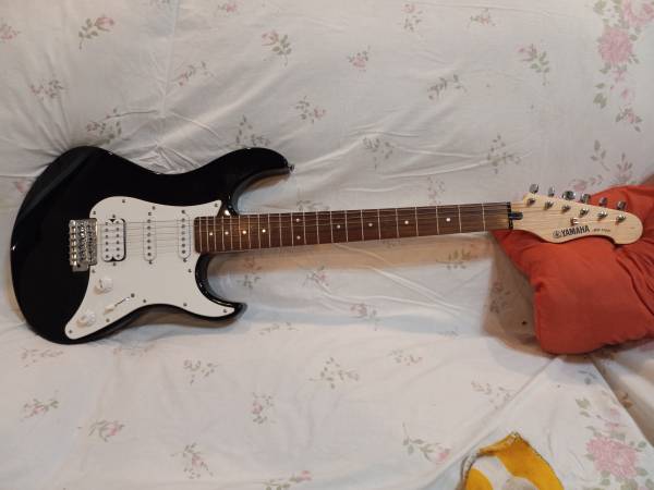 Photo Yamaha EG 112C Guitar and Gig Bag $125