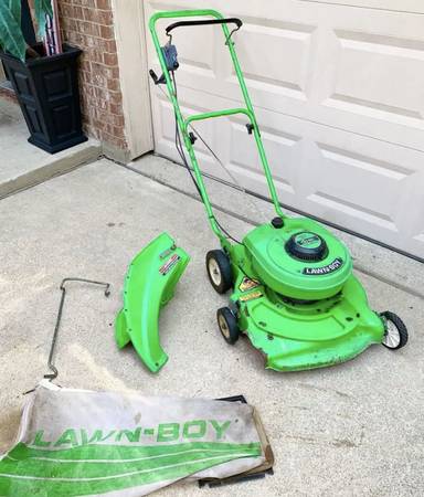 Photo lawn boy  Lawnboy two stroke PUSH lawnmower. Not pretty,SEE DESCRIPTI $75