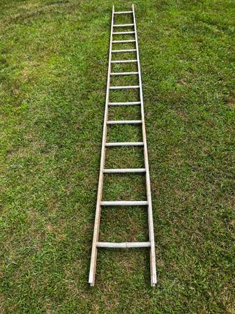 Photo 16 ft aluminum ladder $20