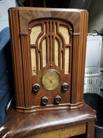 Photo Atwater Kent antique radio $195