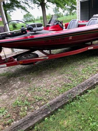 2000 stratos bass boat $9,000