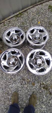 Photo 4 dodge trk chrome wheels 5 lug 16inch $100