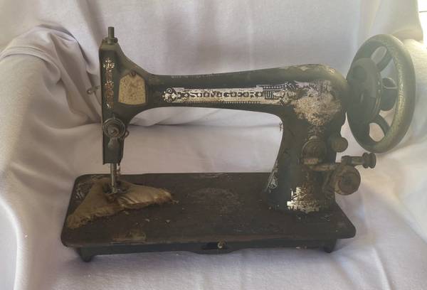 Photo Antique Singer sewing machine $40