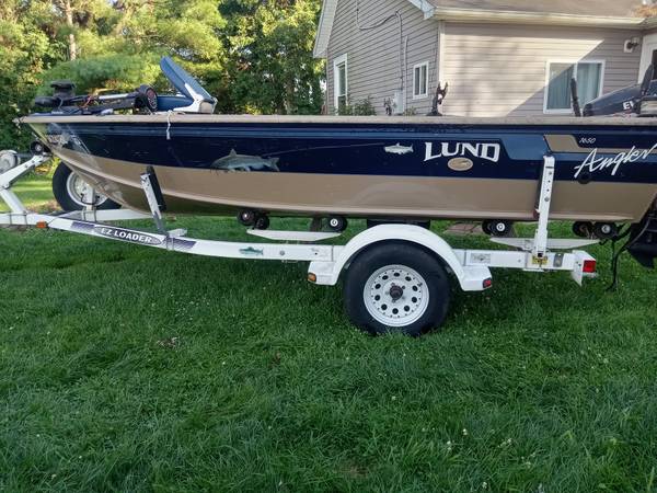 Photo Lund 1650 Angler deep V,2 motors excellent condition $7,500
