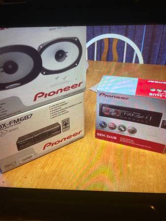 Photo Pioneer car stereo  disc changer $180
