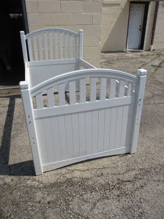 Photo White All Wood Twin Size Trundle Bed With Pull Out Trundle $195
