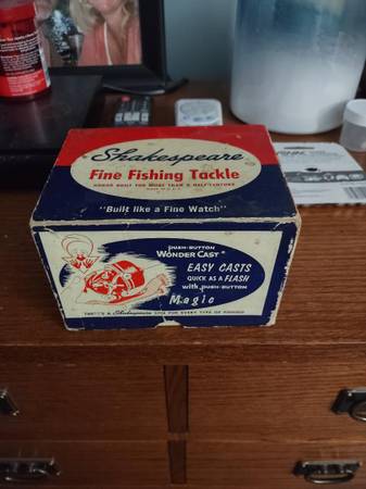 Photo old fishing reel box $5