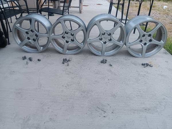 Photo C5 Corvette wheels with lugs, locks and covers $900