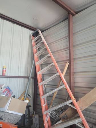 Photo 12 ft ladder $100