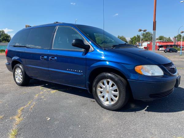 Photo 2001 Chrysler Town  Country $3,995