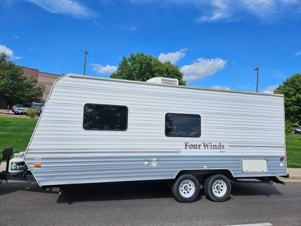 Photo 2008 24ft four winds travel trailer sleeps 6 only 4300lbs $7,900