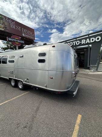 Photo 2015 Airstream Flying Cloud 30FB Bunk PRICE REDUCED $85,995