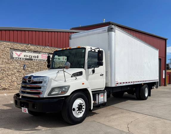 Photo 2015 Hino 268 24ft Box Truck With Liftgate  $58,850
