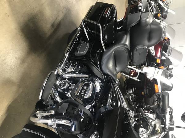 Photo 2017 Harley Davidson Road Glide CVO $16,500